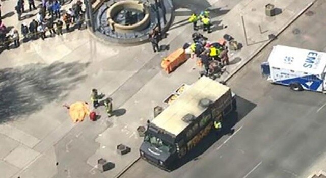 Toronto&#039;da araç yayaların arasına daldı: 9 kişi hayatını kaybetti