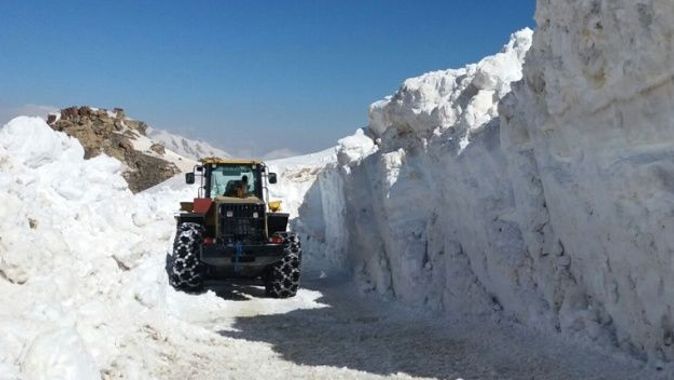 Yüksekova’da kar yağışı hayatı olumsuz etkiledi