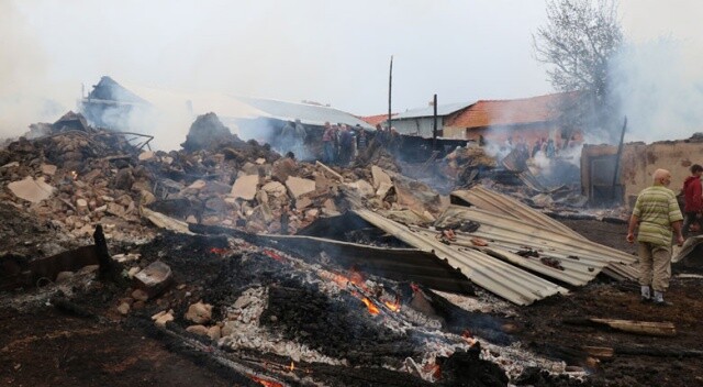 4 evin yandığı köye giden itfaiye aracı kaza yaptı: 2 şehit