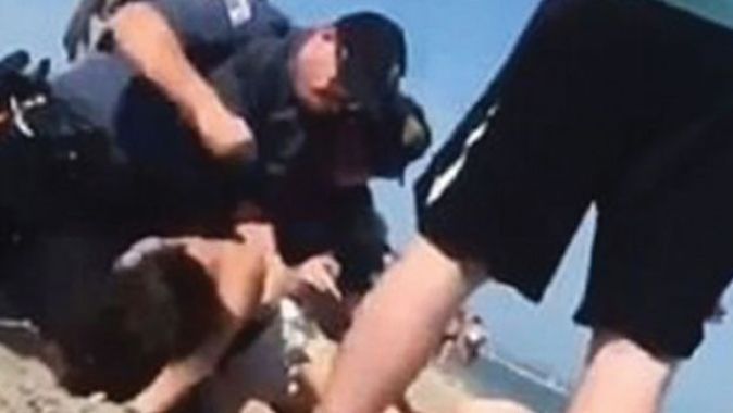 ABD&#039;de polis genç kızın kafasını yumrukladı!