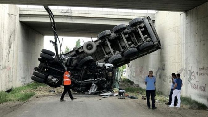 Ankara&#039;da korkunç olay! TIR köprü boşluğuna düştü