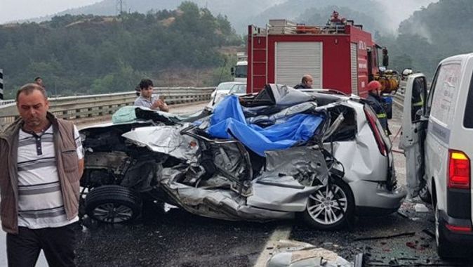 Antalya&#039;da feci kaza: 2 ölü, 4 yaralı