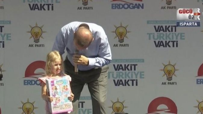 Erdoğan, sahneye çıkardığı kız çocuğuna sordu: 24 Haziran&#039;a kadar çok çalışacak mısın?