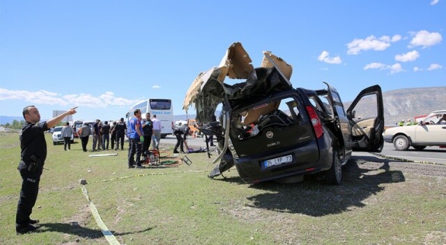 Erzincan&#039;da halk otobüsü ile otomobil çarpıştı: 3 ölü, 16 yaralı