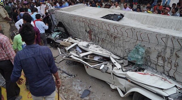 Hindistan&#039;da üst geçit çöktü: 18 ölü