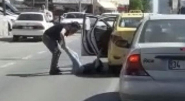 İstanbul&#039;da dehşet! Taksici müşterisini ayaklarından tutup attı