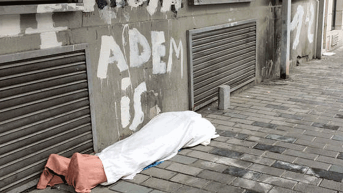 İstanbul&#039;un göbeğinde ibretlik görüntü: Bu ceset değil