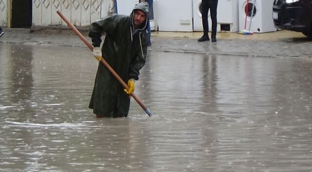 Karaman’da aniden bastıran yağmur caddeleri göle çevirdi
