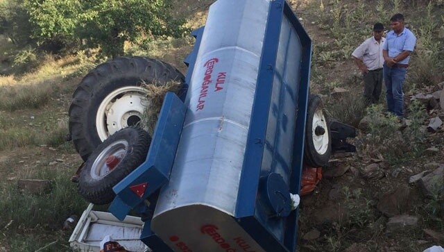 Kula&#039;da traktör devrildi: 1 ölü, 1 yaralı