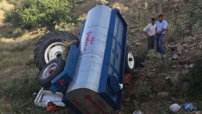 Kula&#039;da traktör devrildi: 1 ölü, 1 yaralı