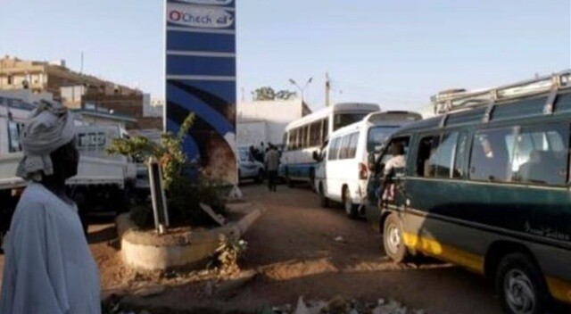 Sudan&#039;da benzin kuyrukları bir kilometreyi aşıyor