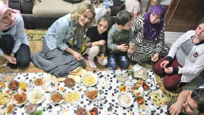 Suriyeli ailenin iftar misafiri Gamze Özçelik