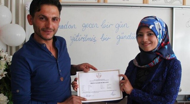 Suriyeli gelin okuma yazma hayalini gerçekleştirdi