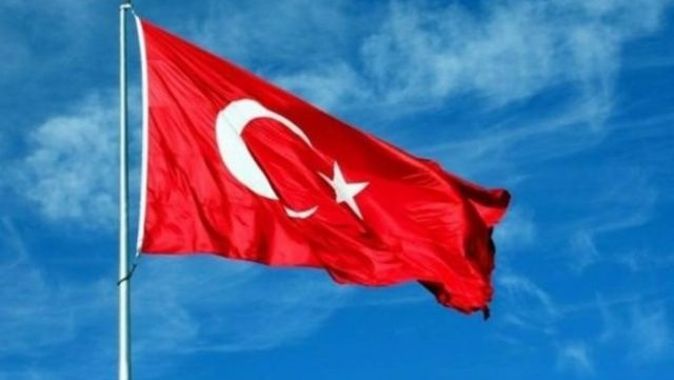 Türk bayrağını indirmek isteyen 2 kişi tutuklandı