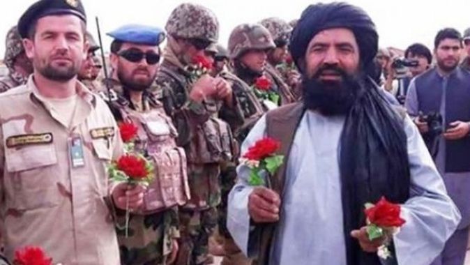 Afganistan&#039;da tarihî gün! Taliban çiçeklerle Kabil&#039;e geldi