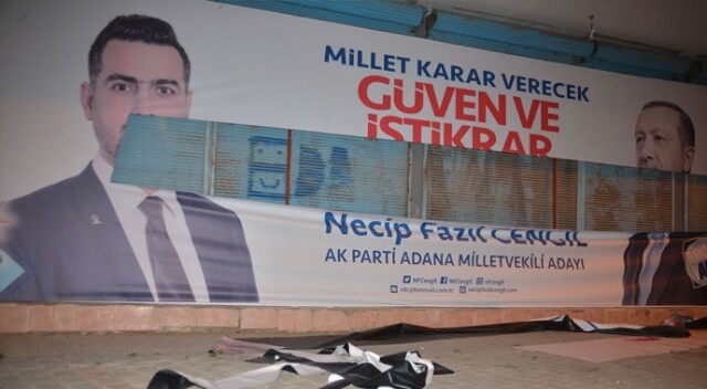 AK Parti&#039;nin seçim afişine saldırı!