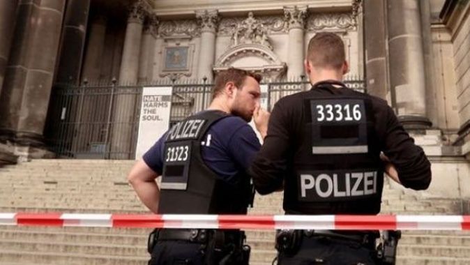 Almanya&#039;da polise saldırı