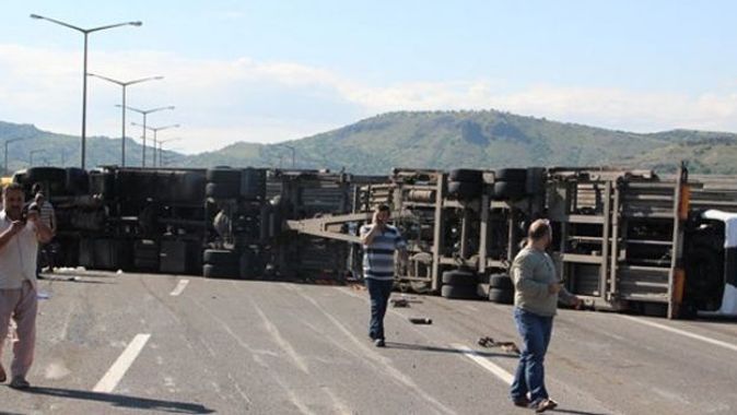 Ankara&#039;da sıfır araç taşıyan TIR devrildi
