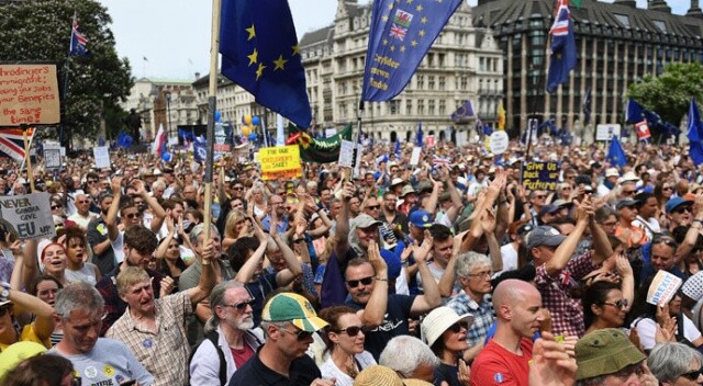 Brexit karşıtı binlerce kişi sokağa döküldü
