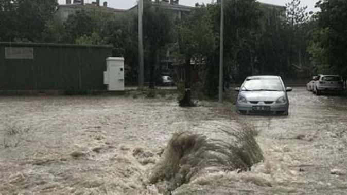 Edirne&#039;de sağanak yağış nedeniyle yol çöktü