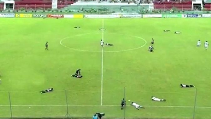 Ekvador Liginde sahayı arılar bastı, futbolcular kendini yere bıraktı