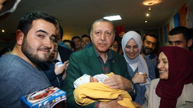 Erdoğan&#039;dan AK Parti seçim bürosuna sürpriz ziyaret