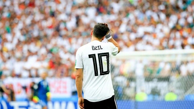 Eski Alman futbolcudan Mesut Özil&#039;e destek