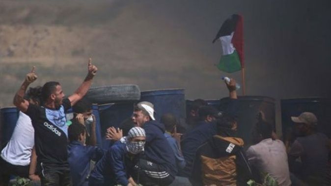 Filistinli gençten İsrail&#039;e Türk bayraklı protesto