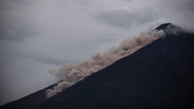 Fuego Yanardağı&#039;ndaki akıntı geçtiği yerlerde hayatı yok ediyor