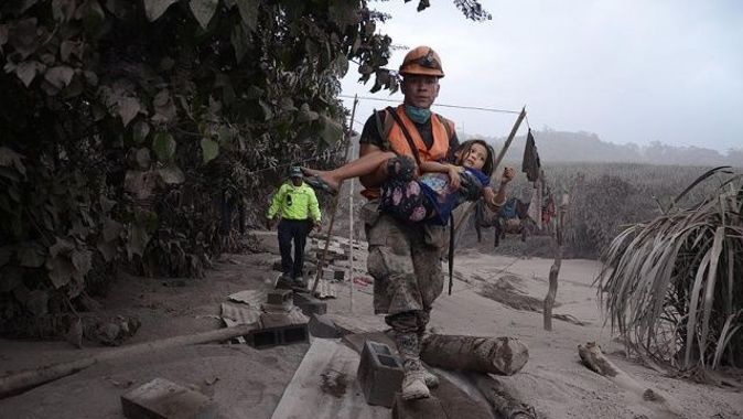 Fuego Yanardağı&#039;ndaki patlamalarda ölü sayısı artıyor