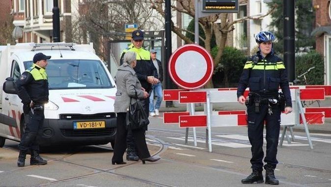 Hollanda&#039;da bir otomobil yayaların arasına daldı: 1 ölü, 3 yaralı