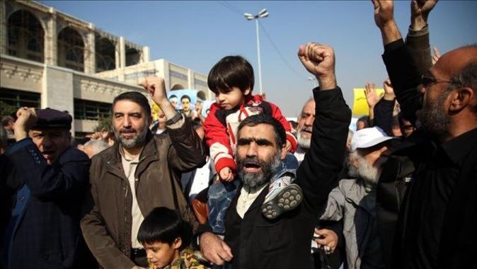 İran&#039;da esnaf ekonomik krizi protesto için greve gitti