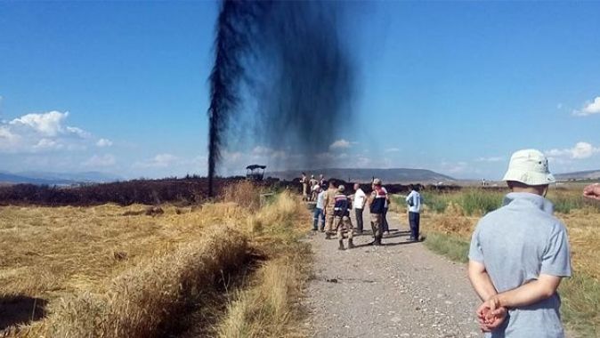 Kahramanmaraş&#039;ta kepçenin çarptığı boru hattından petrol fışkırdı