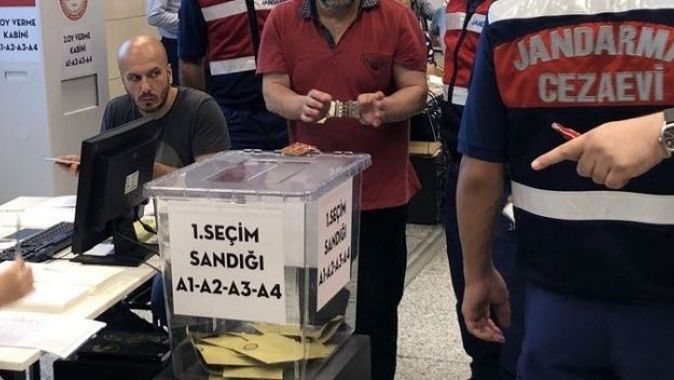 Silivri&#039;deki tutuklular kelepçeyle oy kullandı