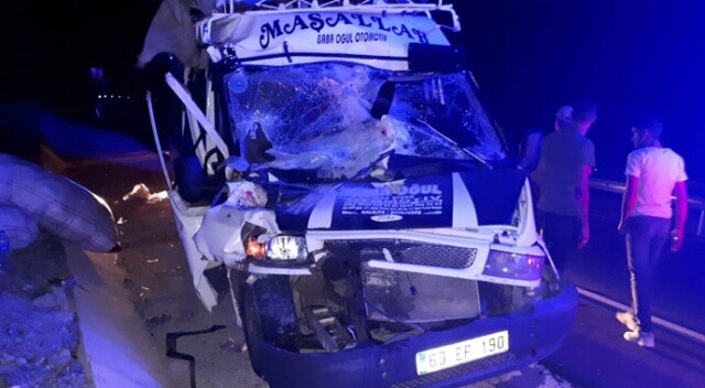 Adıyaman&#039;da minibüs kamyona arkadan çarptı: 15 yaralı