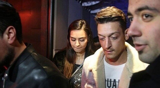 Amine Gülşe&#039;den Mesut Özil&#039;e destek