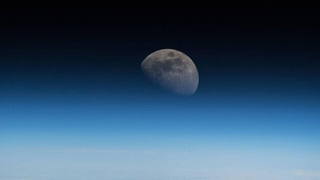 Ay&#039;a Dünya yörüngesinden bakış