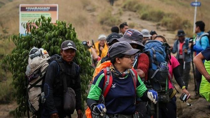 Endonezya&#039;daki depremde mahsur kalan dağcılar kurtarıldı