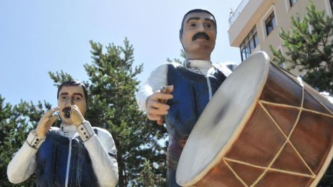 Erzurum&#039;da bar ekibi heykelinde davulcunun tokmağı, zurnacının da zurnası çalındı