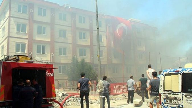 Fatih&#039;te bulunan okulda korkutan yangın
