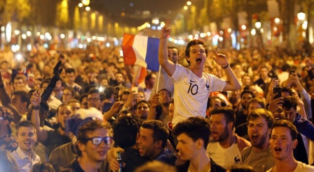 Fransa turladı, Paris sokaklara döküldü