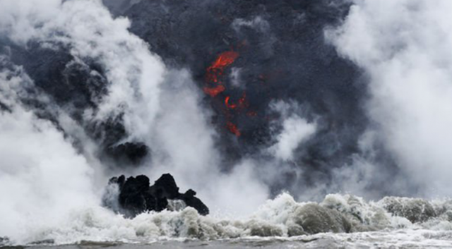 Hawaii&#039;de yanardağdan çıkan lavlar dehşet saçtı