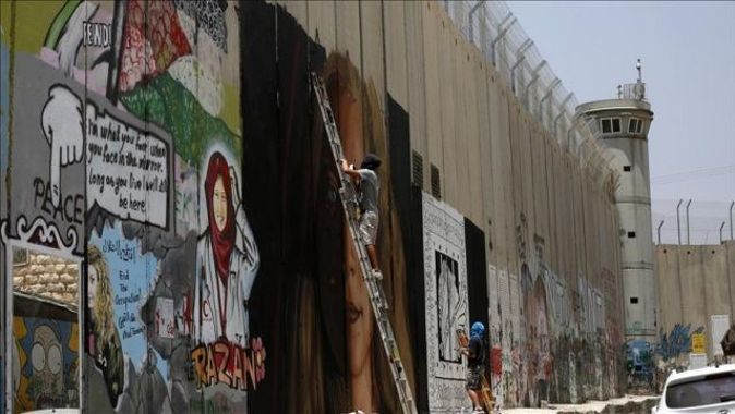 İsrail, &#039;Filistinli cesur kız&#039;ın resmini çizen İtalyan graffiti sanatçılarını sınır dışı etti