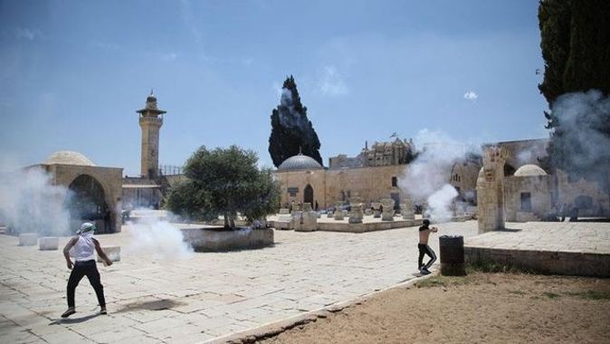 İsrail polisi, Mescid-i Aksa&#039;daki cemaate ses bombaları ile saldırdı