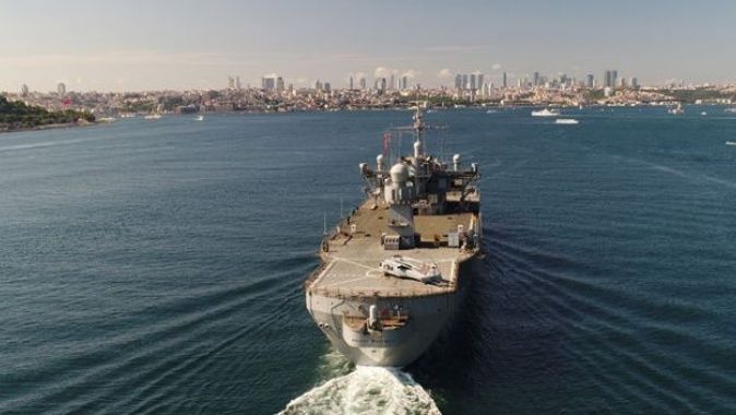 İstanbul Boğazından geçen ABD savaş gemisi havadan görüntülendi
