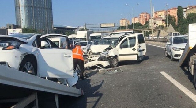 İstanbul&#039;da kaza! Trafik felç oldu