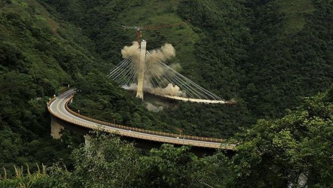 Kolombiya&#039;da 9 işçinin öldüğü köprü inşaatı patlayıcılarla yıkıldı