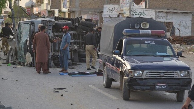 Pakistan&#039;da mitinge bombalı saldırı: 7 yaralı