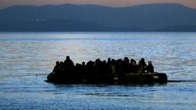 Tekneleri batan Suriyeli kaçakları tur teknesi kurtardı
