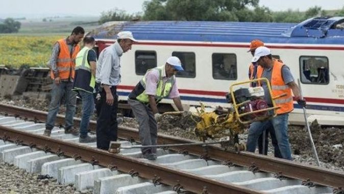Tren kazası bölgesinde raylar yenileniyor